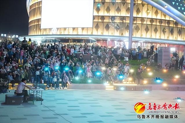 　　5月1日至3日晚，会展吾悦广场举办无人机表演，数百架无人机在空中编织出绚丽的图案。记者郭玲摄