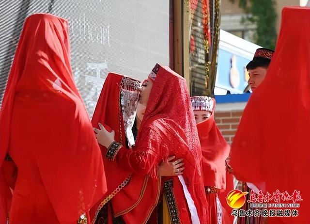 　　5月5日，在大巴扎步行街，演员正在为游客进行塔吉克族婚礼演艺表演。