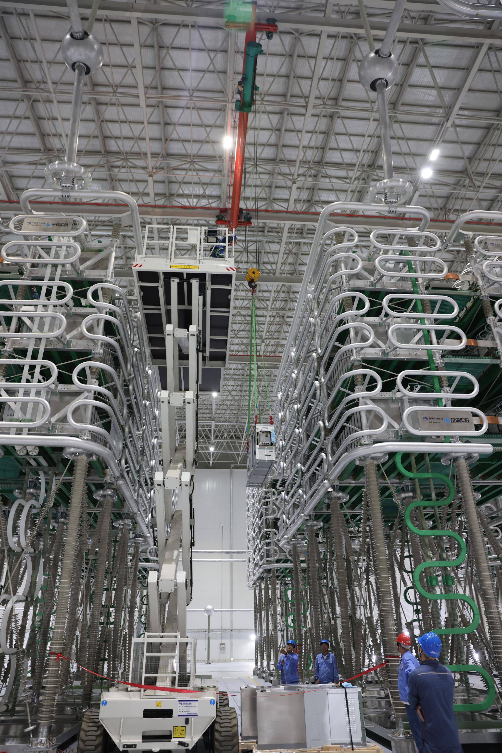 全国产化直流干式电容器首次规模化应用吊装现场。受访单位供图