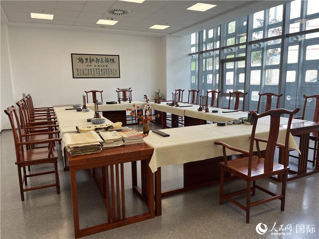 贝尔格莱德中国文化中心书法教室。人民网记者盛楚宜摄