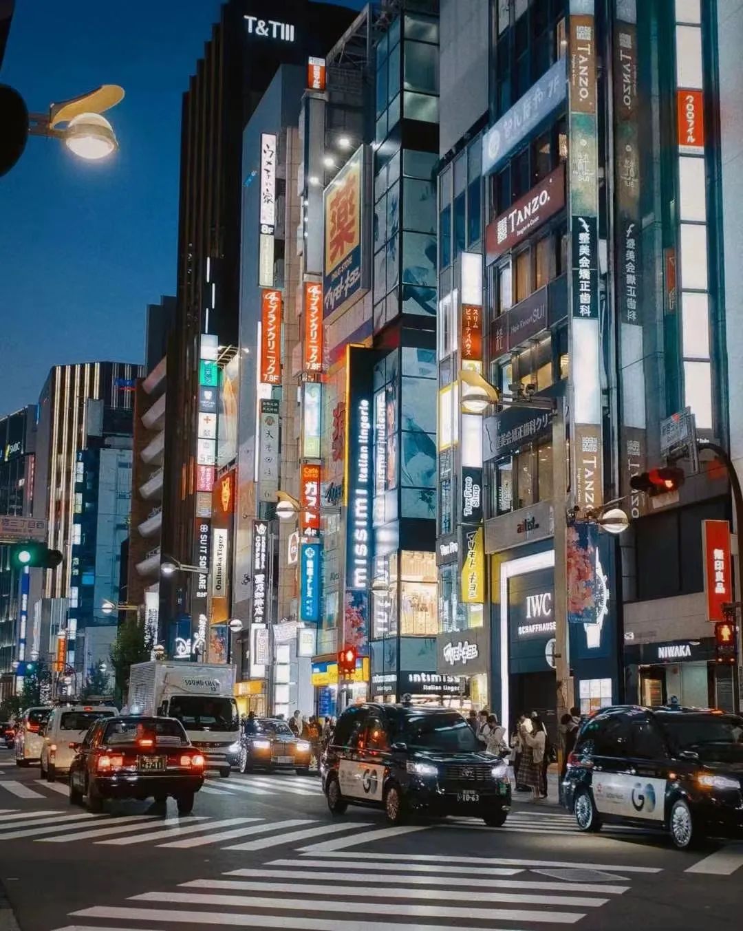 日本市区热闹的夜景