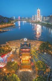 　　5月4日，游客在宜宾市合江门地标广场观赏三江（金沙江、岷江、长江）汇聚的独特夜景，享受长江晚风拂面的惬意。