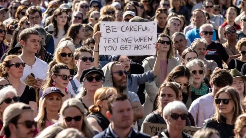 许多澳大利亚民众走上街头要求澳政府加强对女性人身安全的保护力度 图源：外媒