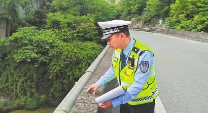 四川高速公安一分局民警何鹏宇在映秀收费站旁的红椿沟地灾风险隐患点巡查。