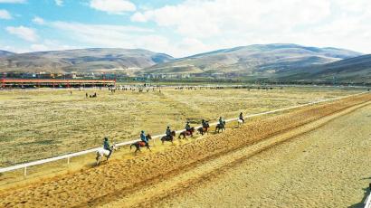 　　5月2日至3日，甘孜州理塘县举行五月赛马会，赛马会包含了马背巡游、速度赛、马上竞技等多种项目，吸引了各地骑手和游客。
