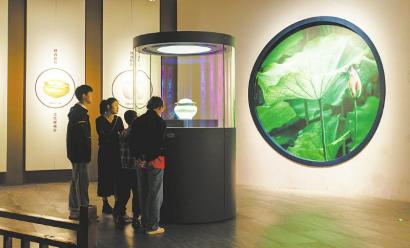 　　5月4日，遂宁市的四川宋瓷博物馆迎来了大批外地游客，游客在馆内观宋瓷、赏古韵，共同领略宋瓷的独特魅力。