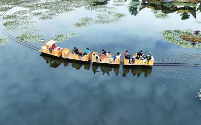 　　5月4日，游客在眉山市仁寿县黑龙滩景区的火车主题乐园，体验乘坐水上小火车。