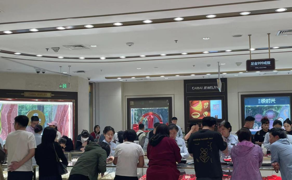 菜百金饰销售专区 时代周报记者/摄