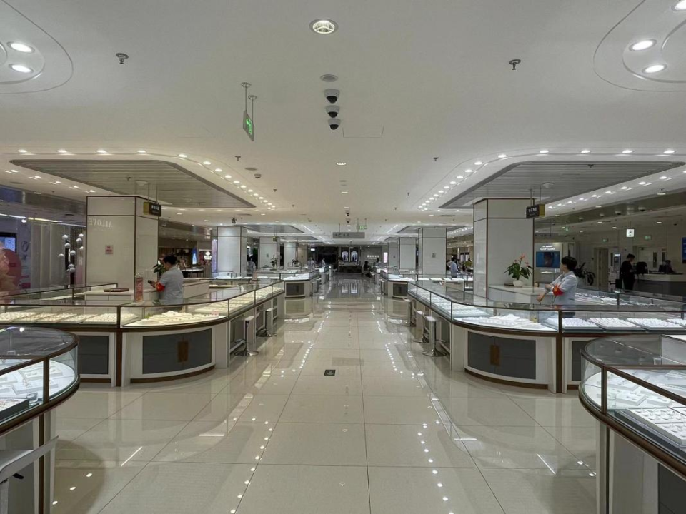 菜百翡翠销售专区 时代周报记者/摄