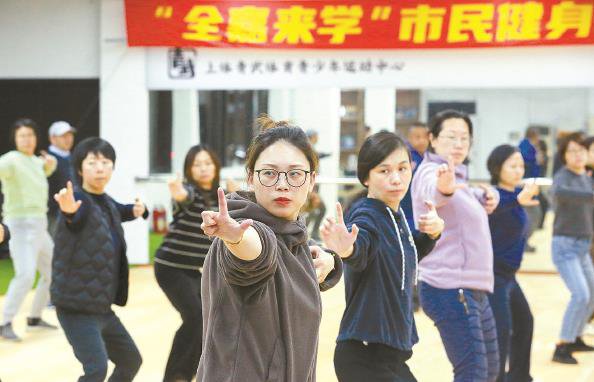 女学员在健身夜校练习八段锦