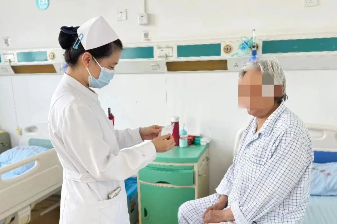 北京市丰台中西医结合医院呼吸与危重症医学科护士为患者发送口服药品