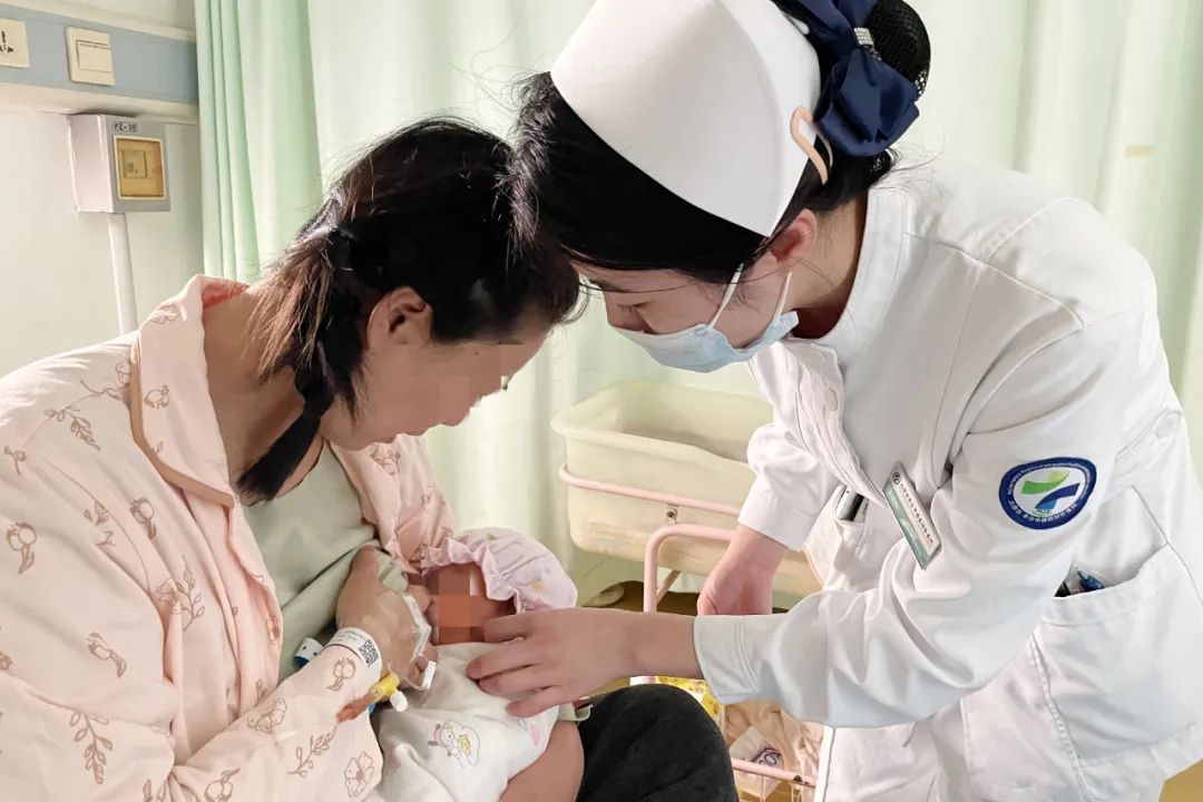 5时许,北京市丰台中西医结合医院妇产科护士在指导产妇正确的母乳