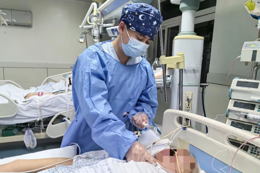 3时许,北京市丰台中西医结合医院呼吸与危重症医学科护士在调整呼吸机