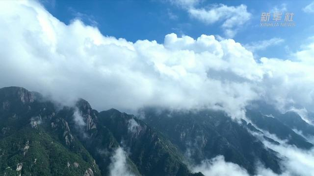 图为去年秋天,安徽九华山风景区出现壮阔的云海景观 新华社 图