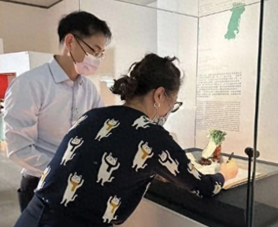 国民党“立委”黄健豪爆料，台北故宫博物院与台南市美术馆工作人员在距离翠玉白菜不到3公分处签署文件。图自台媒