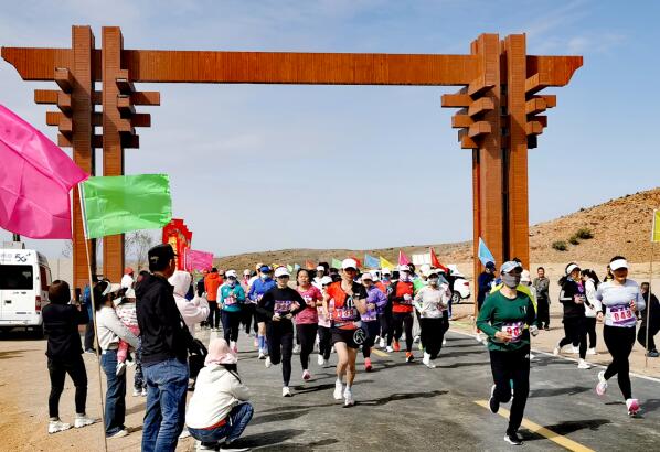 "五一"假期,边陲小城双河市迎来旅游热