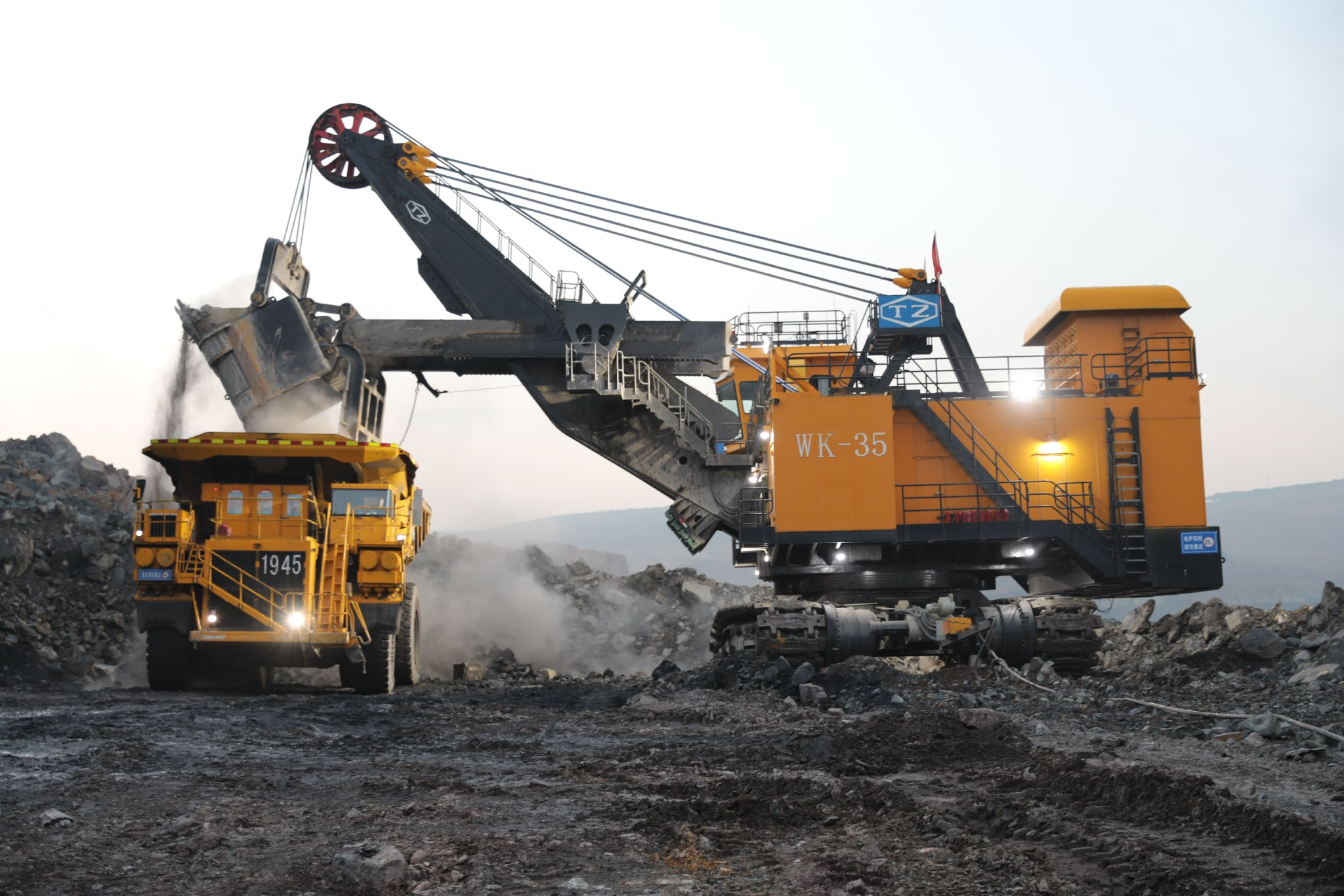 穿白衬衣,坐办公室,矿工远程"开"电铲