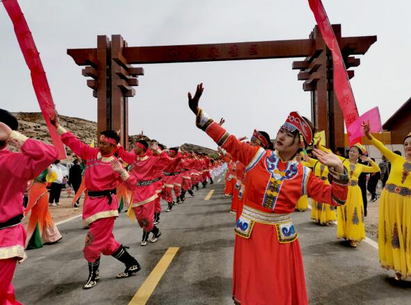 "五一"假期,边陲小城双河市迎来旅游热