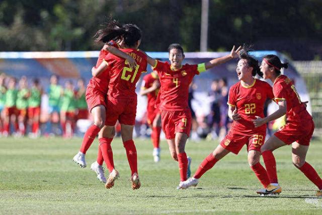 3:0取胜澳大利亚队，中国U17女足赢得亚洲杯开门红。图为队友庆祝周欣怡（左二）首开纪录。视觉中国供图
