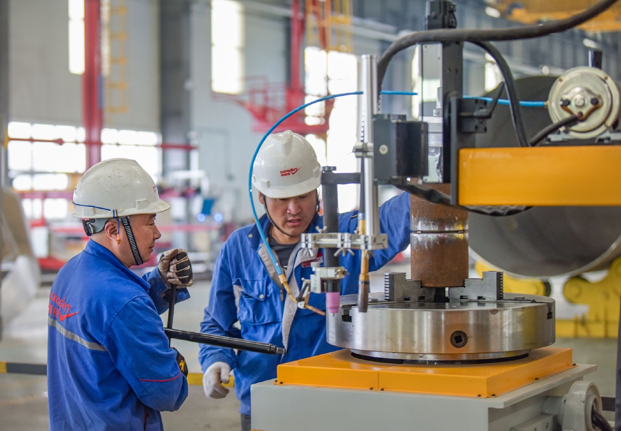5月6日，青岛德固特节能装备股份有限公司里，工人在生产车间忙碌。王昭脉 摄