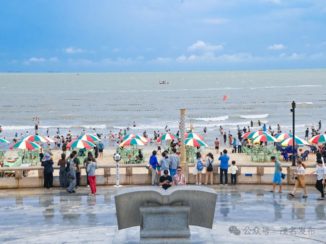 中国第一滩景区海天一色，引人入胜。
