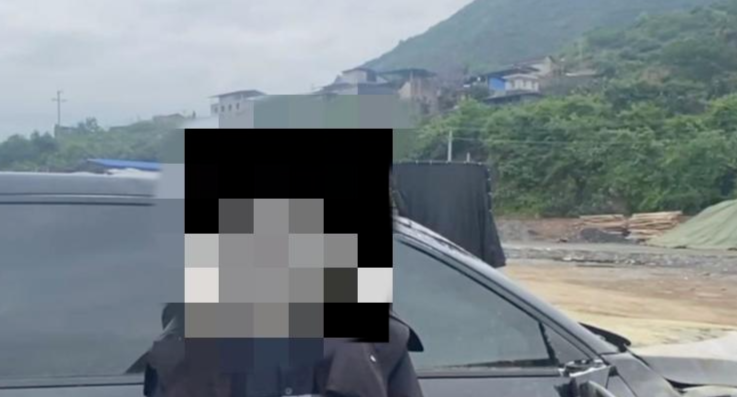 ▲王某向民警讲述事发经过