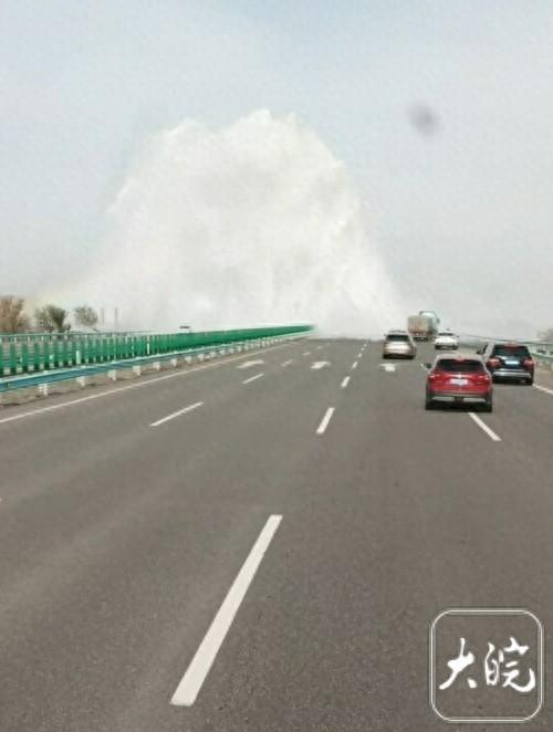 京新高速（新疆段）出现数米高水柱，影响到车辆正常行驶。（网传视频截图）