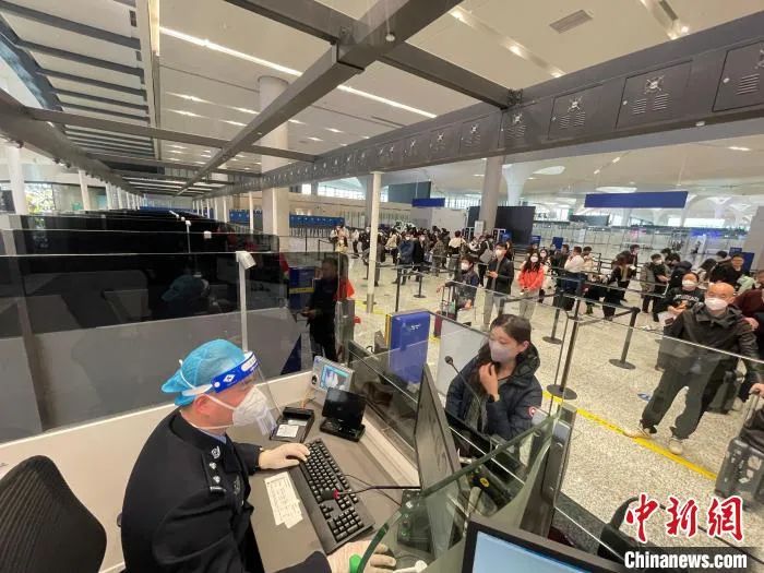 出境旅客排起长队。吴彥晓 摄 （资料图/图文无关）