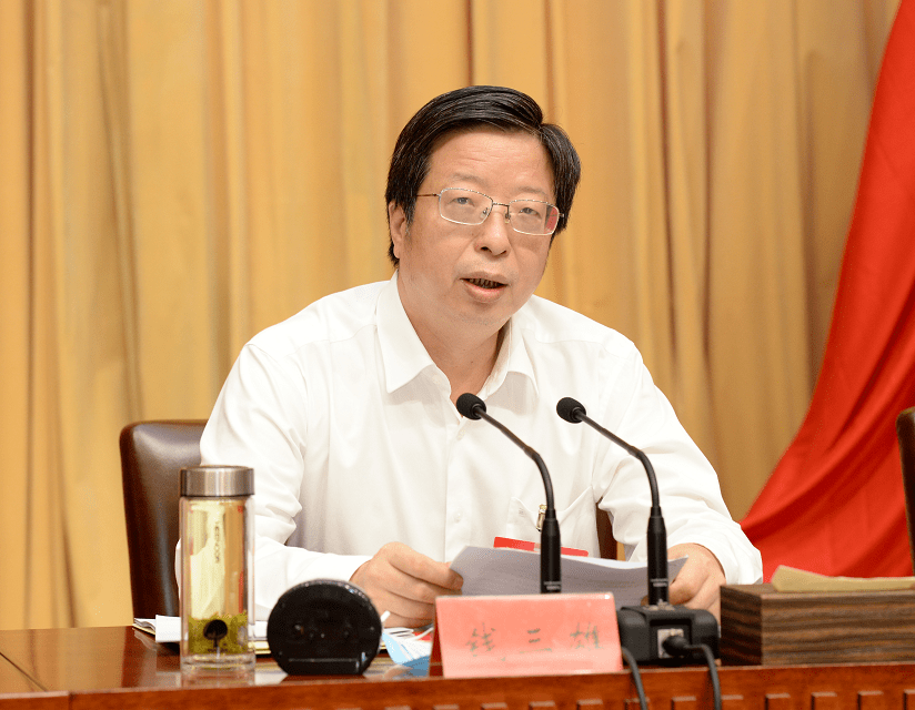 他在浙江工作多年,曾任诸暨市市长,市委书记,绍兴市委常委,诸暨市委