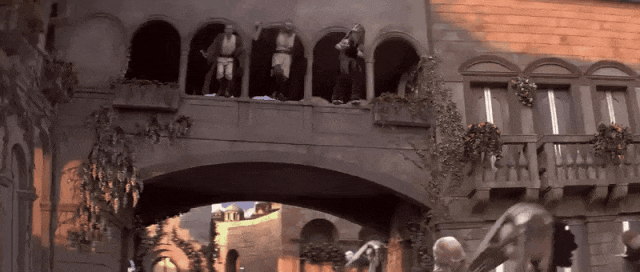 如这个笨手笨脚趴在窗沿的镜头，就引用《绝地归来》中卢克•天行者相似的动作来证明加•加的“原力天赋”