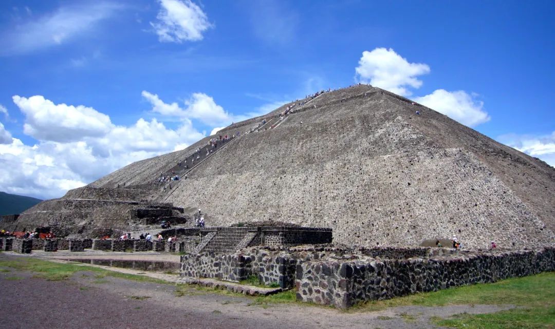 太阳金字塔中发现了大量云母 图源：wikipedia