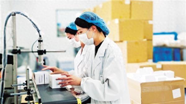 图为乐普药业科技有限公司的员工在工作中.