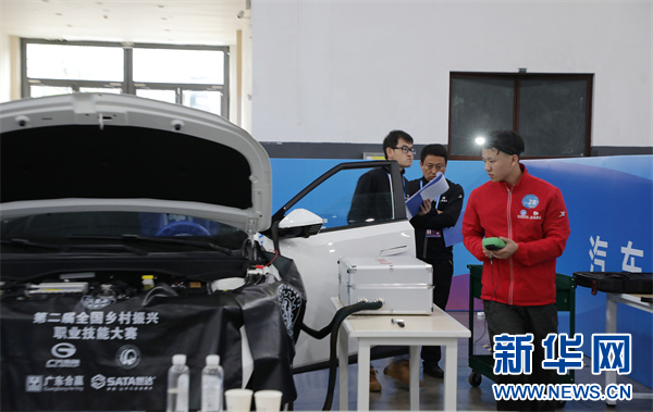 5月8日,选手在汽车维修项目比赛中.