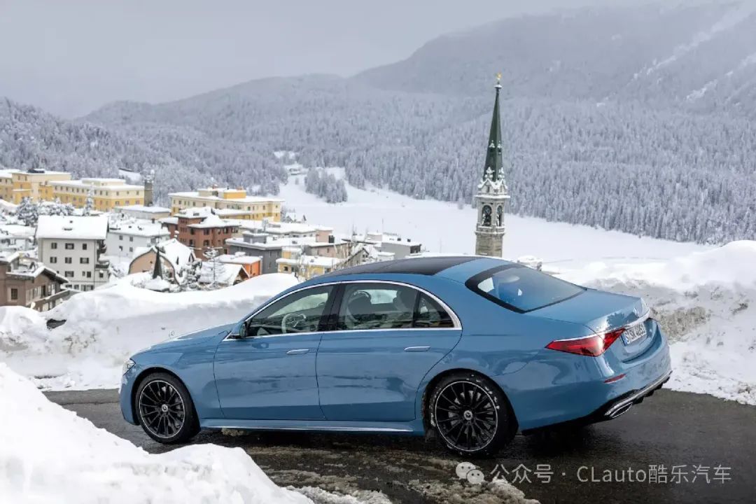 奔驰在2020年推出了现款s级轿车,该车拥有奔驰最先进最豪华的功能及
