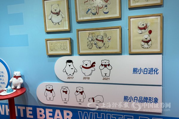 帽的,戴着红色围巾的,双手比心的……"我们不断通过短视频,种草,游戏