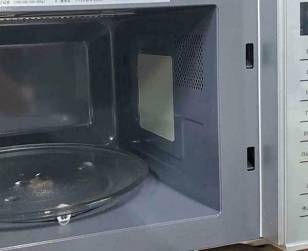 村民在山坡挖"黄金"?其实这玩意你每天都在用