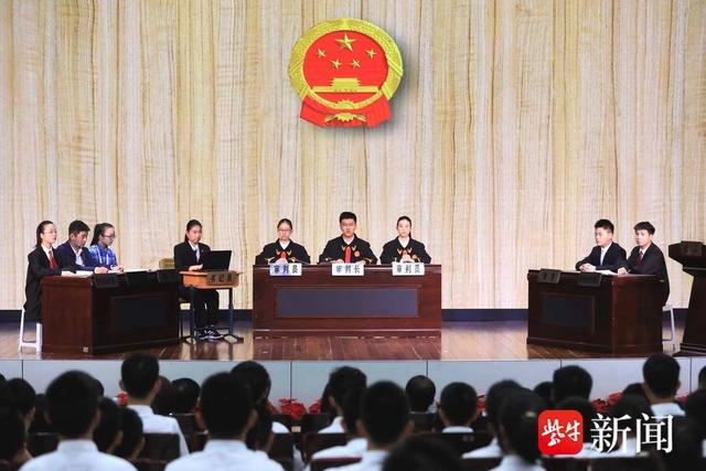 九位同学分别扮演审判长,审判员,书记员,原告,被告以及委托诉讼代理人