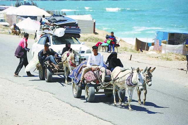 7日，加沙地带，巴勒斯坦民众逃离拉法。图源：外媒