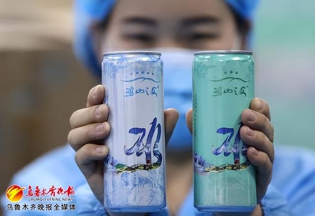 　　5月7日，在高新区（新市区）的新疆冰山之父生物科技有限责任公司，工作人员展示该企业生产的两款产品。记者石磊摄