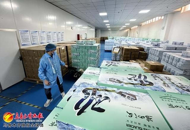 　　5月7日，在高新区（新市区）的新疆冰山之父生物科技有限责任公司，工作人员正在进行产品出库。记者石磊摄