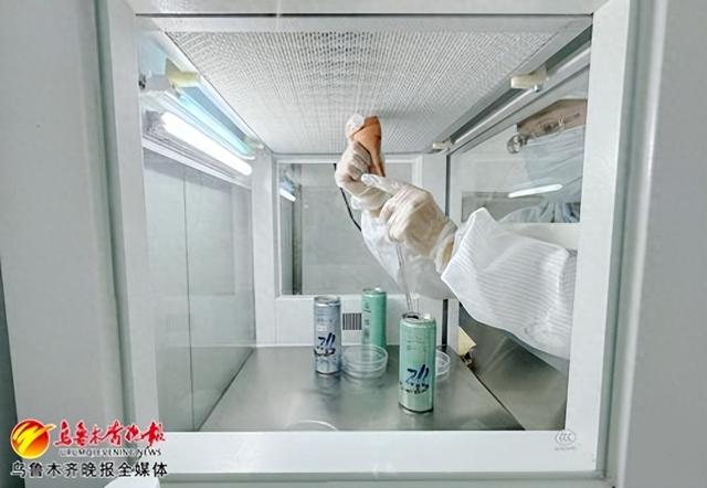 　　5月7日，在位于高新区（新市区）的新疆冰山之父生物科技有限责任公司实验室，工作人员正在对产品进行微生物检测。记者石磊摄