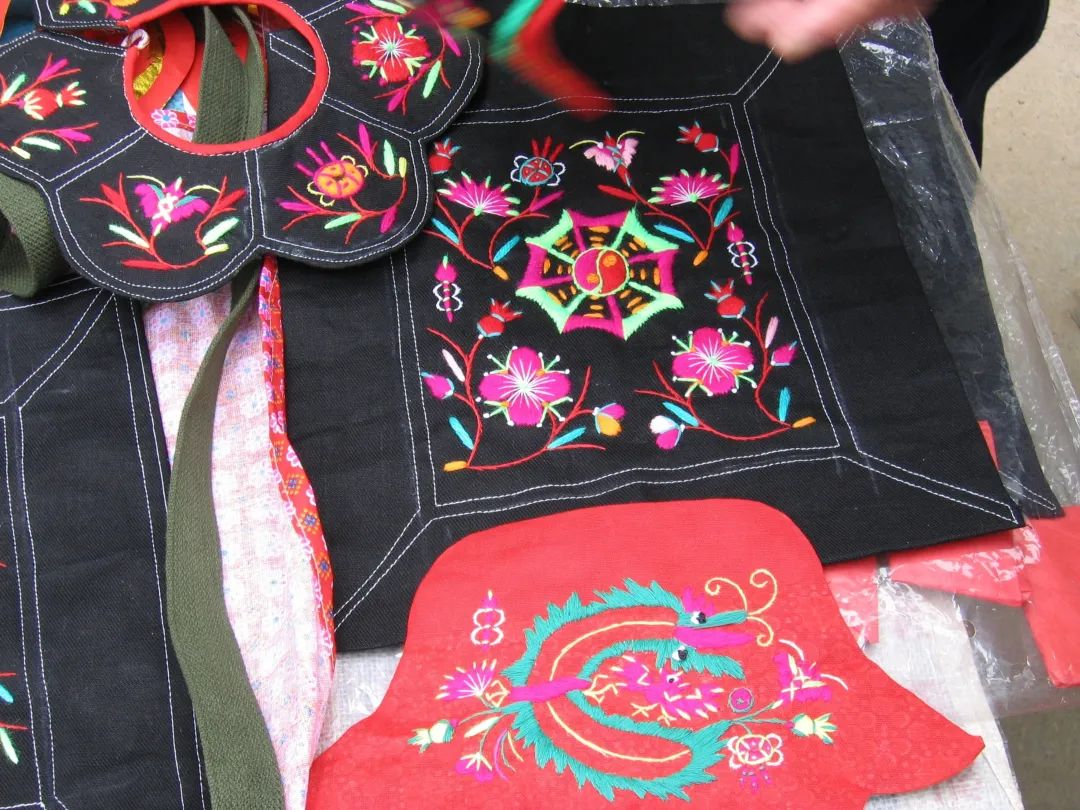 ● 藏羌织绣。
