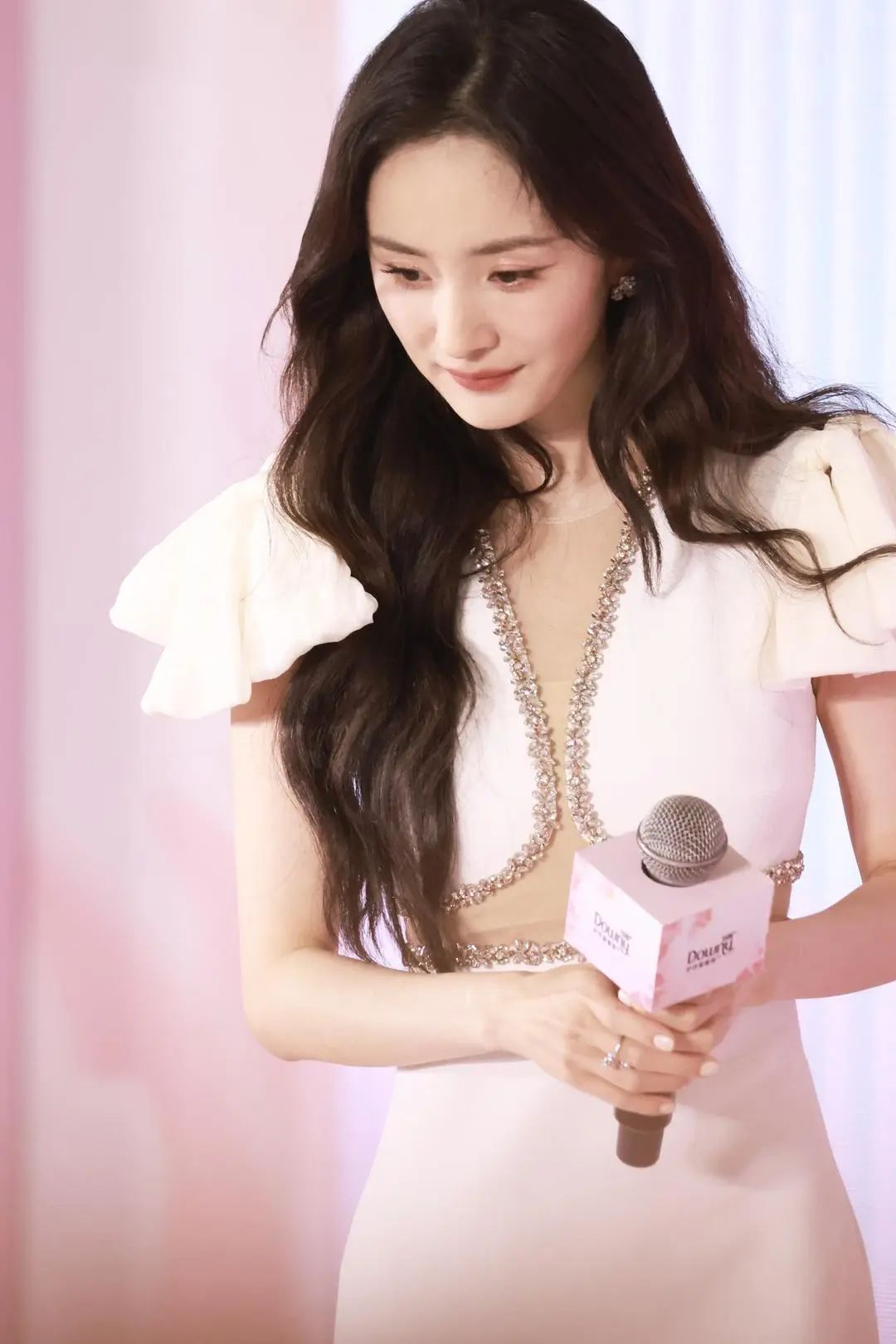 杨幂 图据:视觉中国在娱乐圈摸爬滚打多年后,杨幂给自己的座右铭是