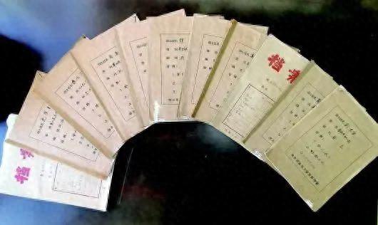 华北军区烈士陵园保存的11份湘籍烈士档案。图片来源：新华网
