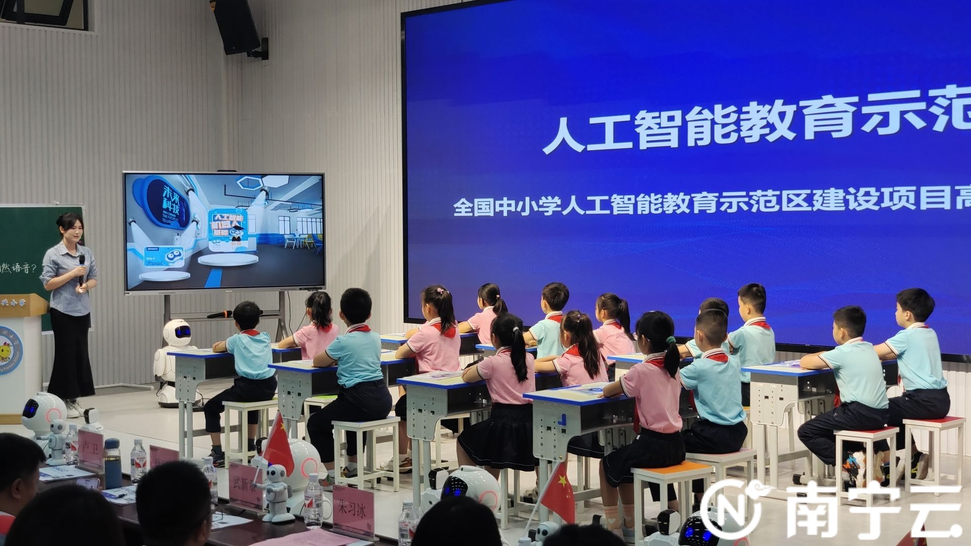 的高级讲师郑惠丹现场为与会嘉宾展示了一堂生动的人工智能机器人(10