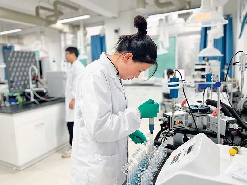 山西大学忻州创新生态研究院特种污水低碳处理实验室,科研人员正在做