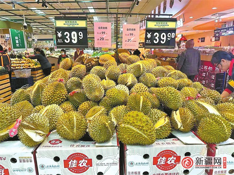 5月7日，在华润万家超市喀什西路店，超市的特价榴莲每公斤39.9元。（全媒体记者王璇摄）