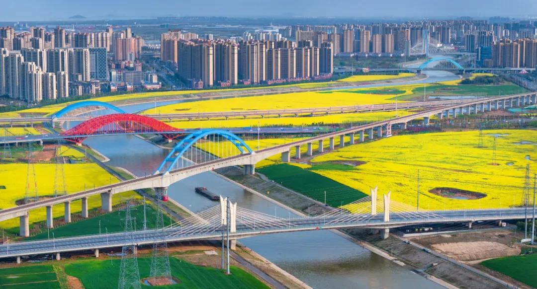 中铁四局承建的引江济淮市政桥梁成为春日一景。张跟平 摄