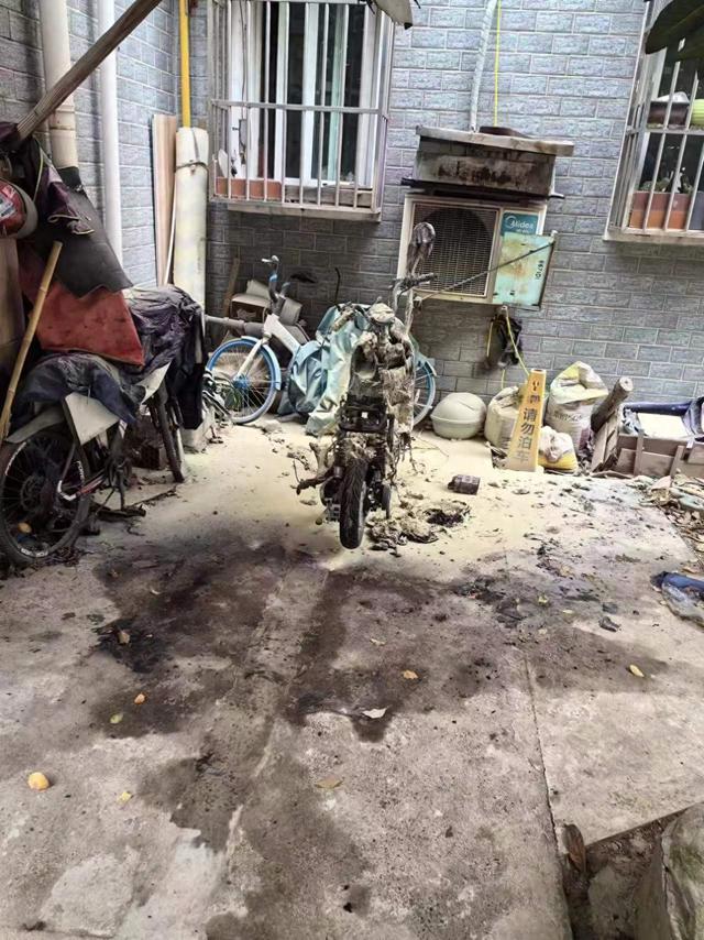 从四楼牵拉20米"飞线"为电瓶车充电致火灾,上海一车主被行拘