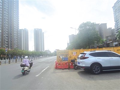 "近日,家住海口红城湖路延长线附近小区的李先生反映,他们小区斜对面